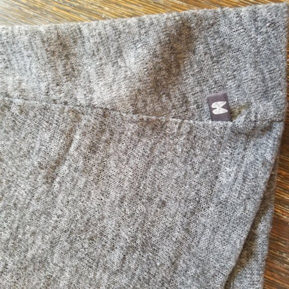 ⬇⬇ Victoria's Secret Lightweight Top SMALL - Picture 4 of 6